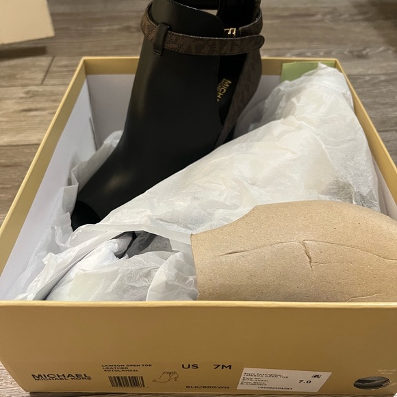 Michael Kors booties - Picture 3 of 3